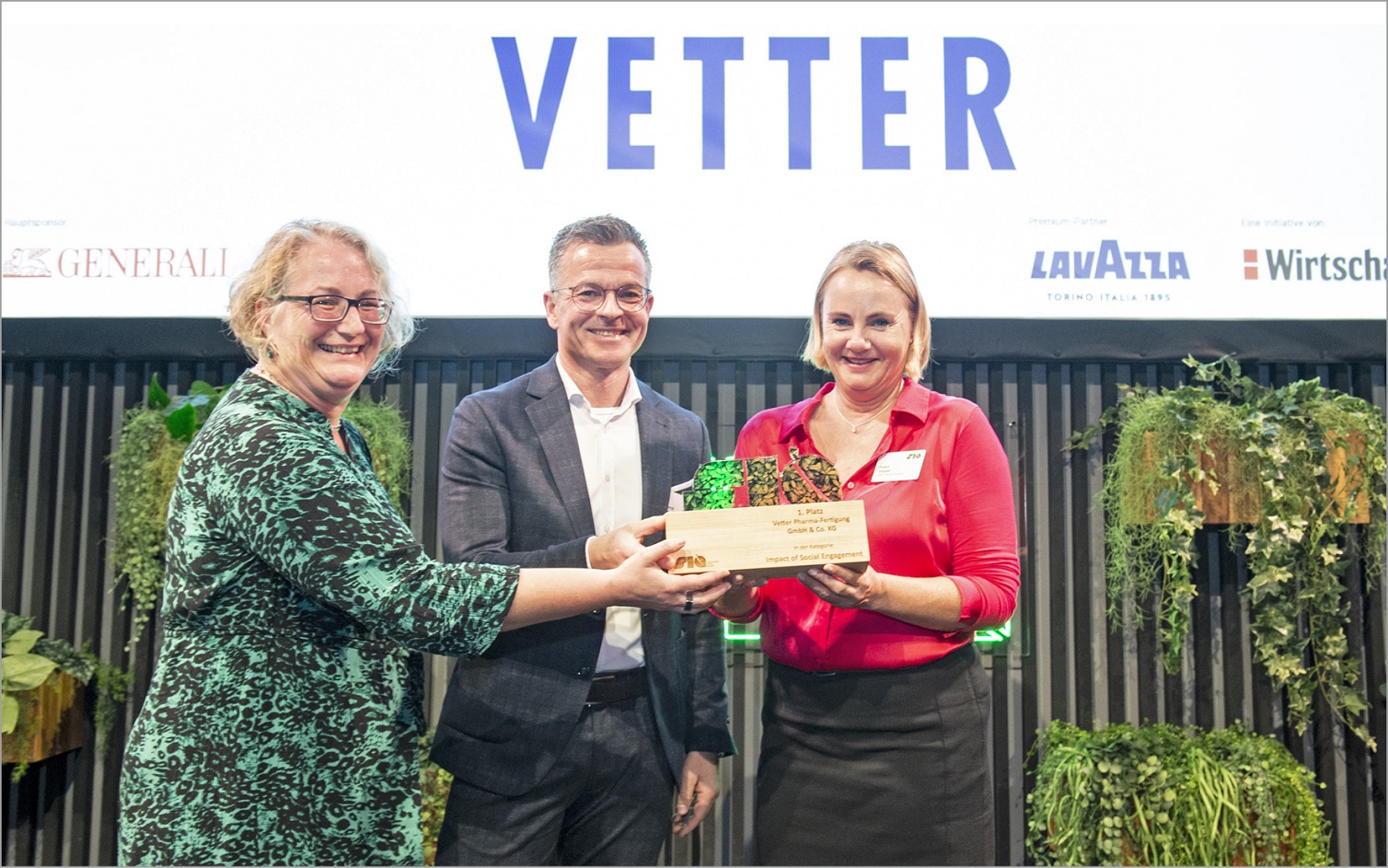 Das Vetter-Team freut sichüber den zweiten Gewinn in Folge. (Die Bildrechte liegen bei dem Verfasser der Mitteilung.) Das Vetter-Team freut sichüber den zweiten Gewinn in Folge. (Die Bildrechte liegen bei dem Verfasser der Mitteilung.)
