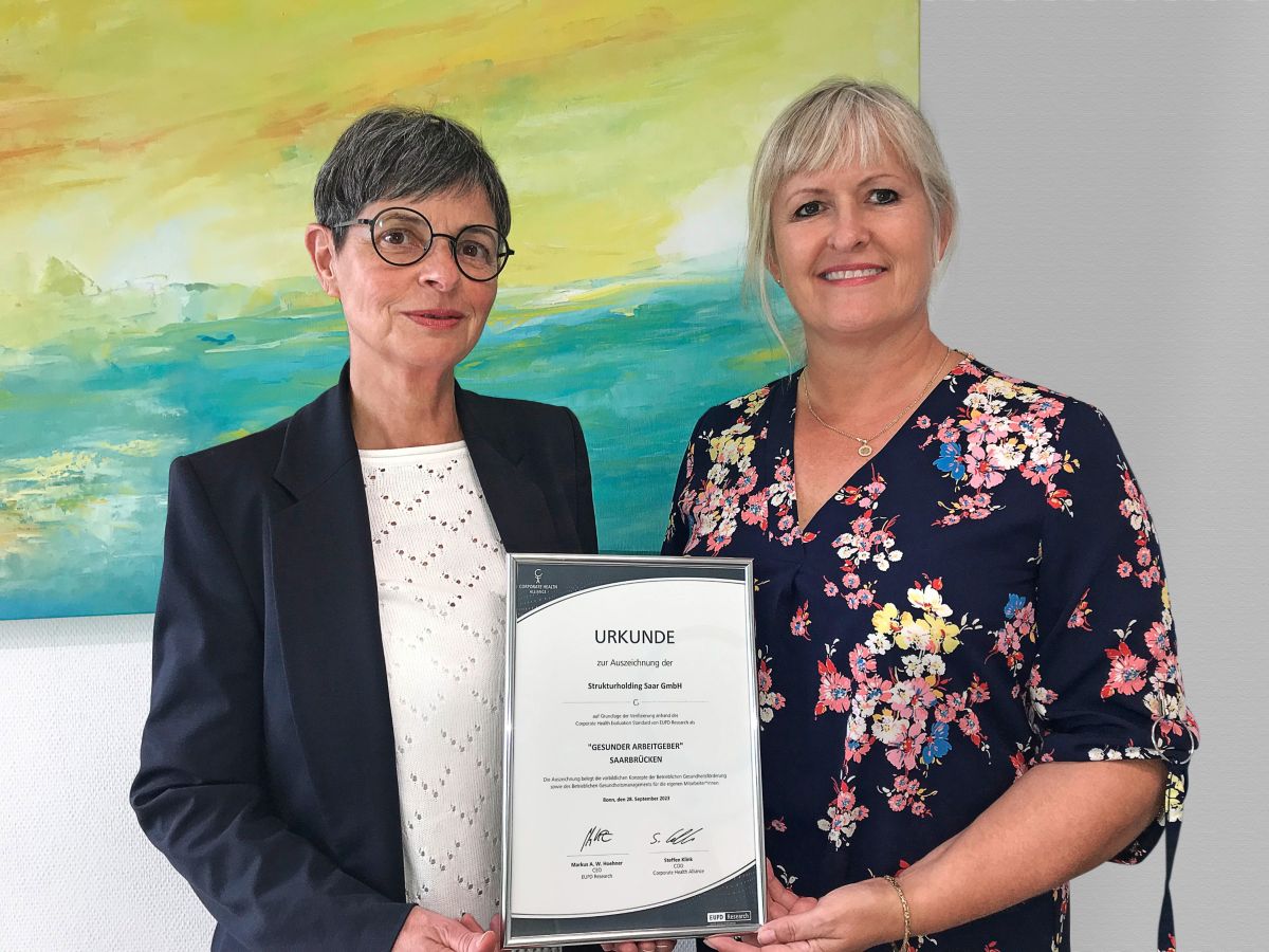 Geschäftsführerin Rita Gindorf-Wagner und BGM-Managerin Linda Budell mit der Auszeichnung (© SHS Strukturholding Saar) Geschäftsführerin Rita Gindorf-Wagner und BGM-Managerin Linda Budell mit der Auszeichnung (© SHS Strukturholding Saar)