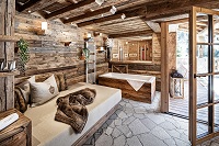 Relaxbereich mit freistehender Badewanne in der Kuschel Luxury Lodge (Prechtlgut)