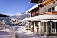 Außenansicht des Hotel Jagdhofs im Winter (c) Sascha Duffner (Hotel Jagdhof) Außenansicht des Hotel Jagdhofs im Winter (c) Sascha Duffner (Hotel Jagdhof)