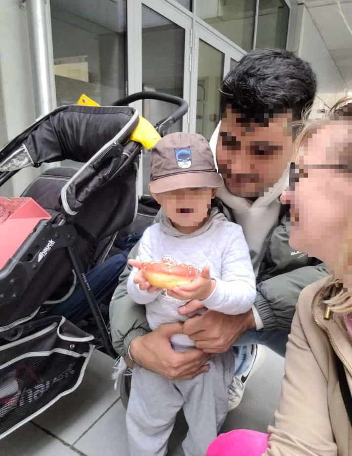 Die Eltern mit (auf dem Bild) einem der beiden Kinder feiern den Erfolg mit einem Donut (© privat) Die Eltern mit (auf dem Bild) einem der beiden Kinder feiern den Erfolg mit einem Donut (© privat)