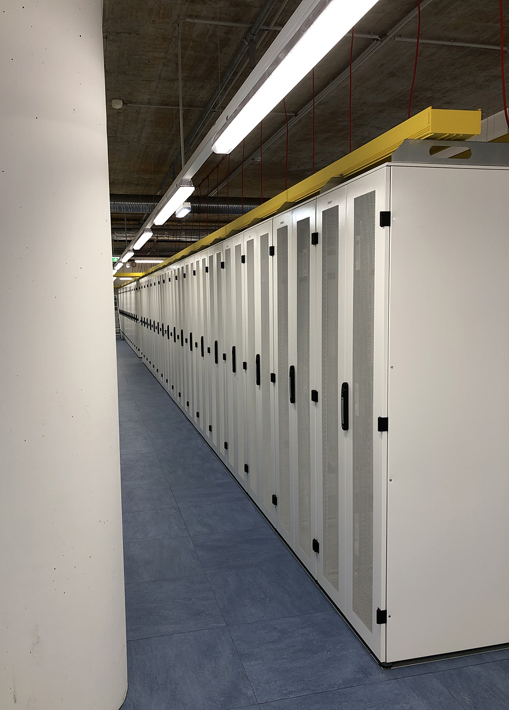IS1-Racks mit Kabeltrasse aus dem iQdata Produktportfolio von SCHÄFER Container Systems. IS1-Racks mit Kabeltrasse aus dem iQdata Produktportfolio von SCHÄFER Container Systems.