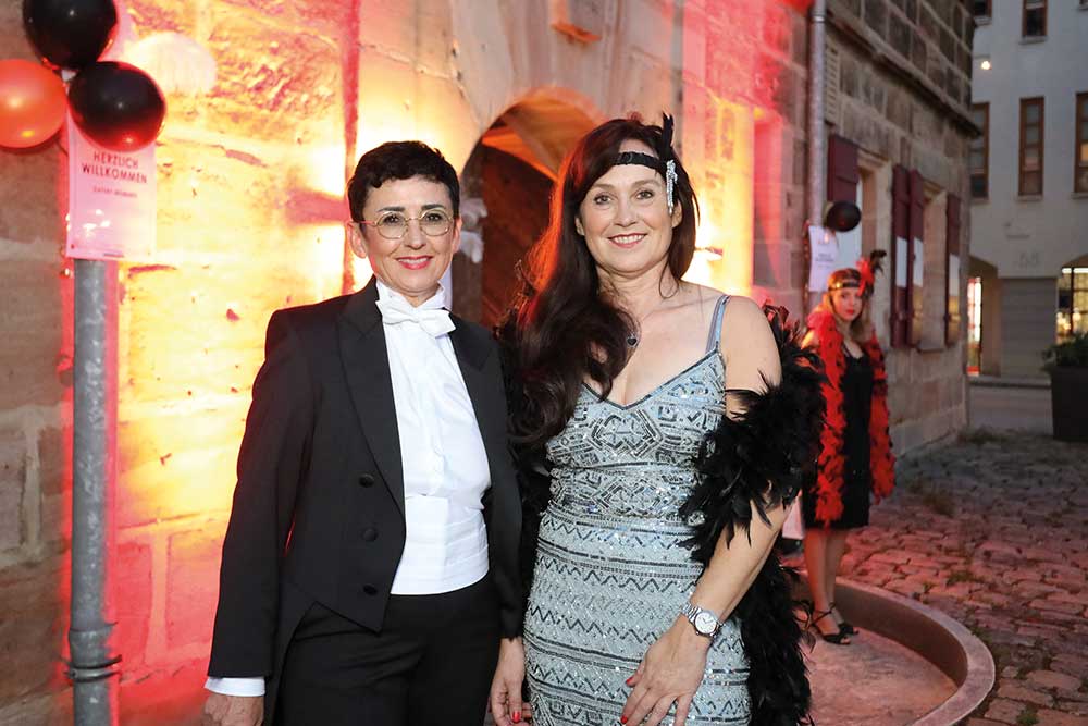 Die Eigentümerin vom TUCHERSCHLOSS in Feucht mit der Gastgeberin der Gatsby-MOMENTE (Bild: smic!) Die Eigentümerin vom TUCHERSCHLOSS in Feucht mit der Gastgeberin der Gatsby-MOMENTE (Bild: smic!)