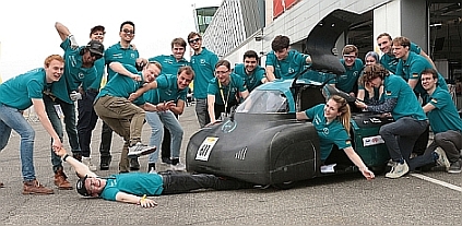 Team Ecogenium e.V. mit Brennstoffzellenfahrzeug, Rechte bei Ecogenium e. V. Team Ecogenium e.V. mit Brennstoffzellenfahrzeug, Rechte bei Ecogenium e. V.