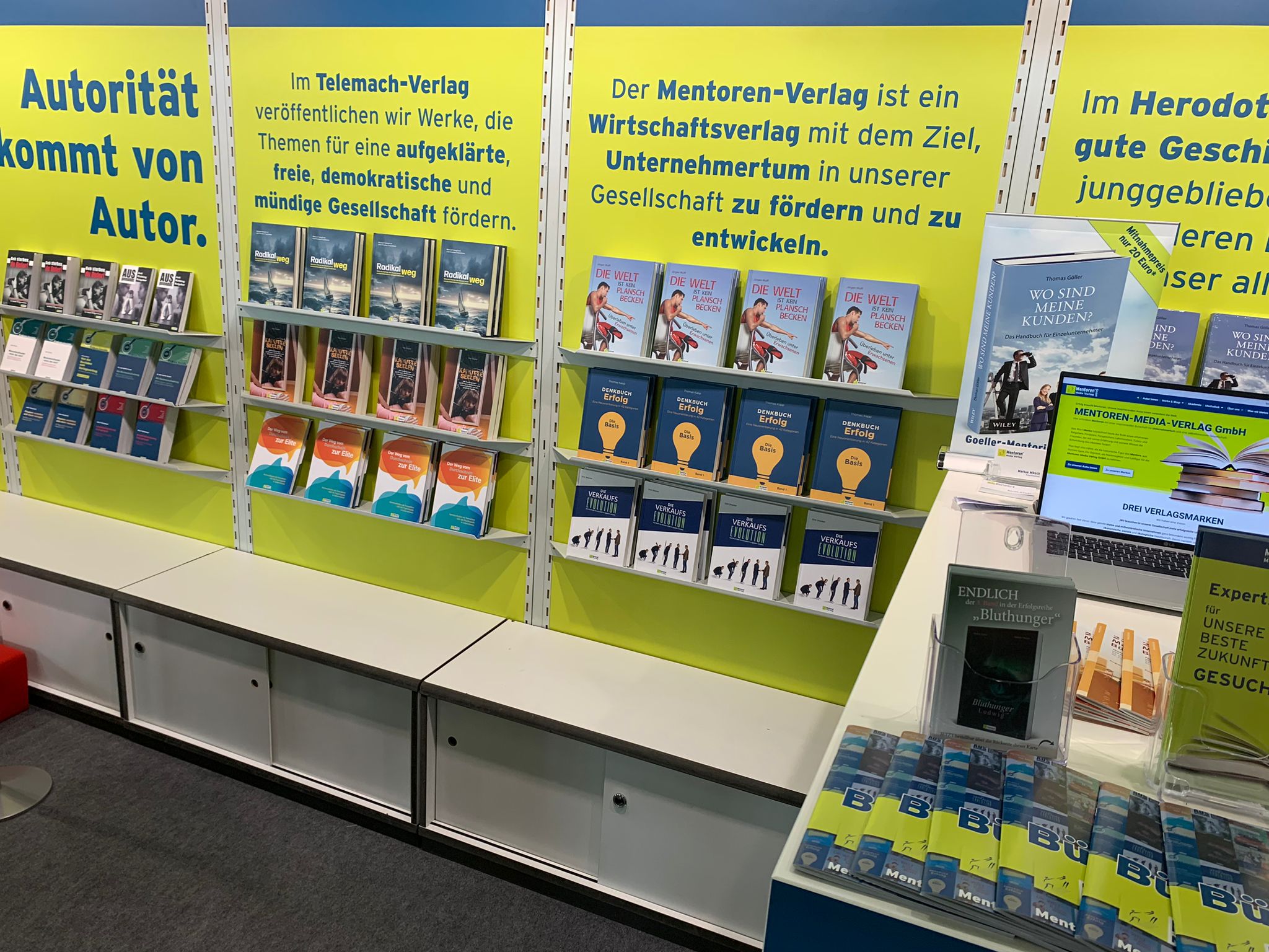 Neuerscheinungen am Messestand des Mentoren-Media-Verlags auf der Frankfurter Buchmesse (Die Bildrechte liegen bei dem Verfasser der Mitteilung.) Neuerscheinungen am Messestand des Mentoren-Media-Verlags auf der Frankfurter Buchmesse (Die Bildrechte liegen bei dem Verfasser der Mitteilung.)