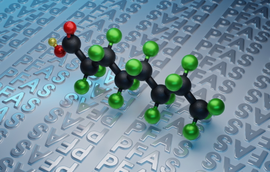 PFAS steht für Per- und polyfluorierte Alkylverbindungen. (Bildquelle: @shutterstock 2364417799/dba87) PFAS steht für Per- und polyfluorierte Alkylverbindungen. (Bildquelle: @shutterstock 2364417799/dba87)