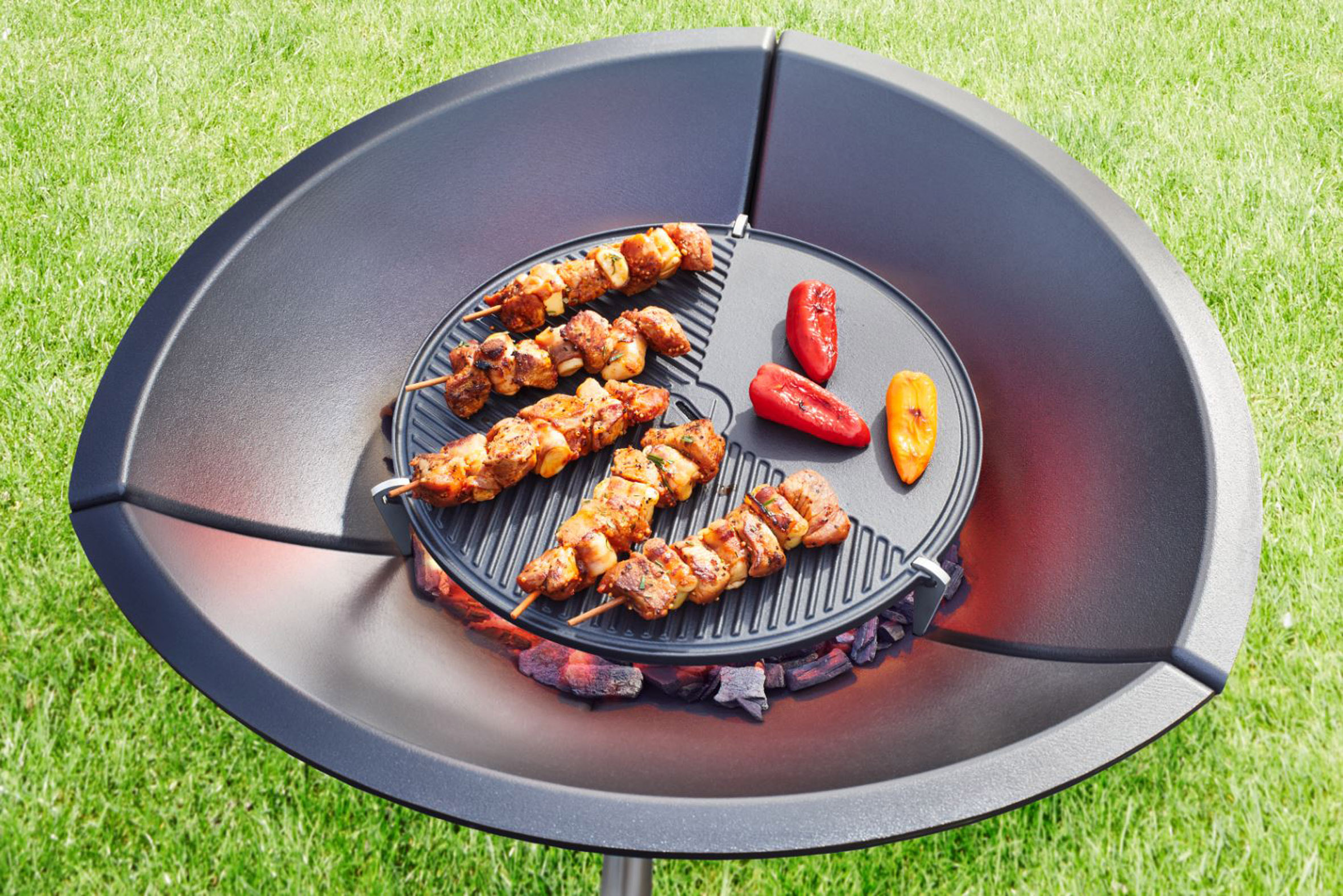 Mit der massiven Gussplatte wird die Feuerschale zum Grill (Die Bildrechte liegen bei dem Verfasser der Mitteilung.) Mit der massiven Gussplatte wird die Feuerschale zum Grill (Die Bildrechte liegen bei dem Verfasser der Mitteilung.)