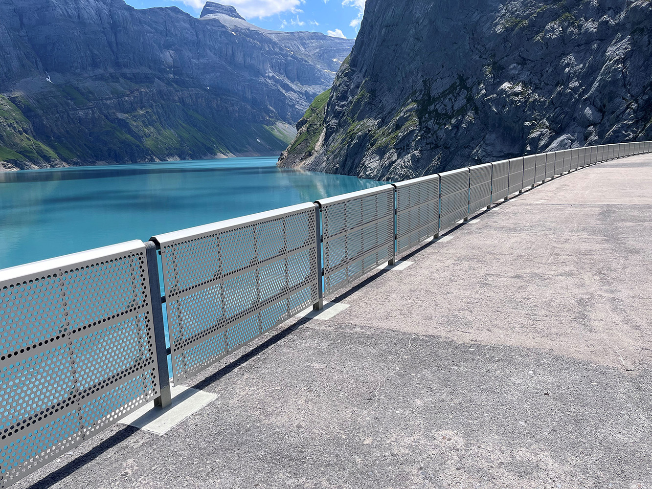 Talseitige Absturzsicherung mit quasi wartungsfreien Lochblechen an der Limmern Staumauer. Talseitige Absturzsicherung mit quasi wartungsfreien Lochblechen an der Limmern Staumauer.