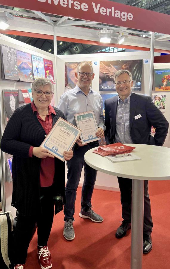 Die Preisträger Sabine Löwer und Martin Jahr mit CALVENDO Geschäftsführer Hans-Joachim Jauch (©CALVENDO Verlag) Die Preisträger Sabine Löwer und Martin Jahr mit CALVENDO Geschäftsführer Hans-Joachim Jauch (©CALVENDO Verlag)