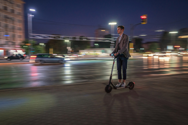 E-Scooter-Fahrer sollten ihre Geschwindigkeit an die Verkehrssituation anpassen. (Bildquelle: ERGO Group)