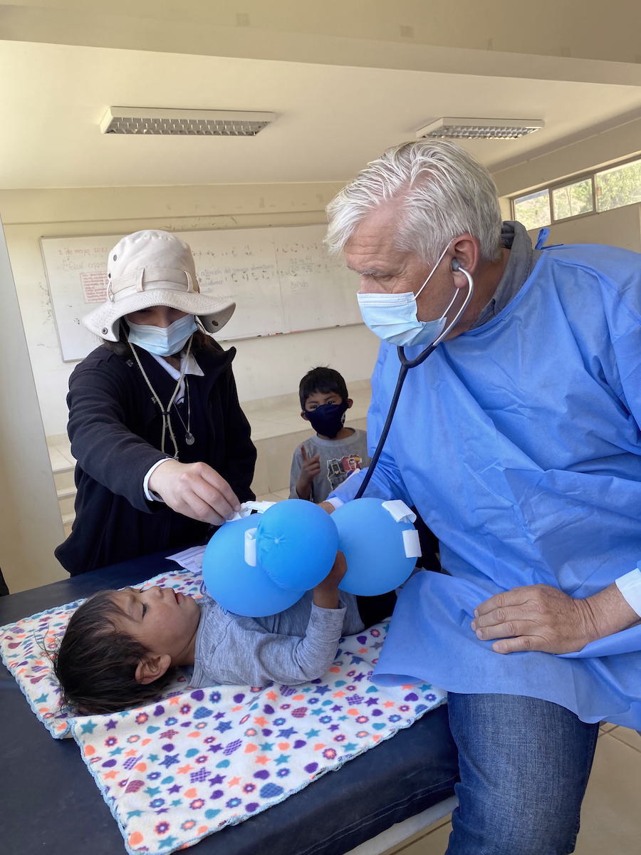 Dr. Andreas Niethammer bei einer Untersuchung im Gemeindezentrum Ayacuchos.©InfectoPharm (Die Bildrechte liegen bei dem Verfasser der Mitteilung.)