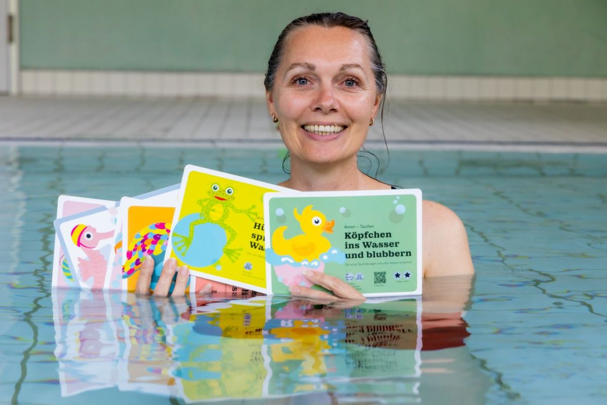 Monika Hörteis mit dem Kartenset 