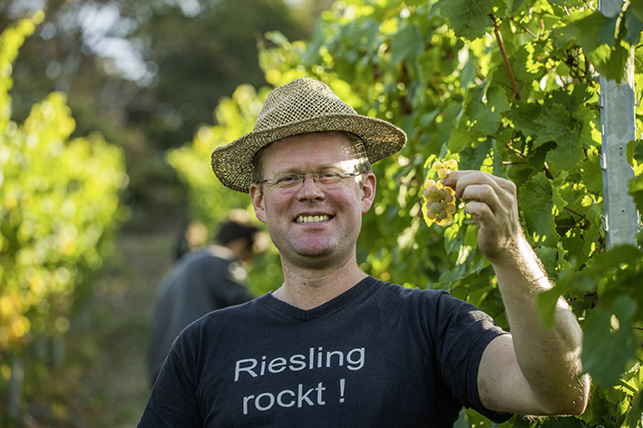 Im Weingut von Timo Dienhart wird zum ganzüberwiegenden Teil in Handarbeit Wein (Bildquelle: Timo Dienhart) Im Weingut von Timo Dienhart wird zum ganzüberwiegenden Teil in Handarbeit Wein (Bildquelle: Timo Dienhart)