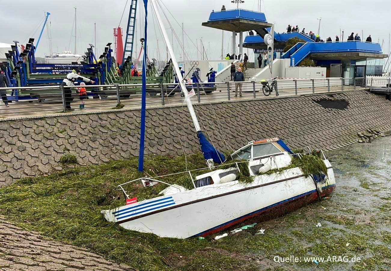 Dieses Segelboot hat den Sturm an der Ostsee nichtüberstanden. (Die Bildrechte liegen bei dem Verfasser der Mitteilung.) Dieses Segelboot hat den Sturm an der Ostsee nichtüberstanden. (Die Bildrechte liegen bei dem Verfasser der Mitteilung.)
