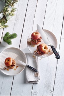 Zwei Messer reichen für die Grundausstattung: Kochmesser (re.) und Gemüsemesser. Foto: WÜSTHOF (Die Bildrechte liegen bei dem Verfasser der Mitteilung.)
