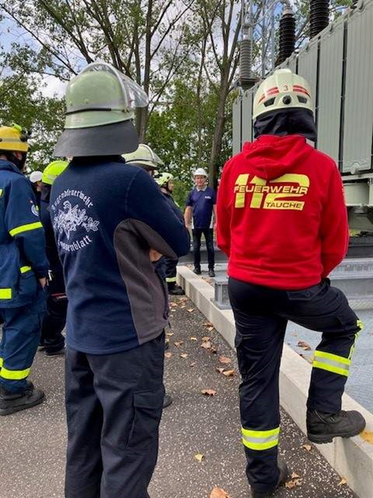Teilnehmer der Feuerwehr und des THW bei der Veranstaltung zu Gefahren an der Einsatzstelle beim Netzbetreiber E.DIS in Beeskow. Teilnehmer der Feuerwehr und des THW bei der Veranstaltung zu Gefahren an der Einsatzstelle beim Netzbetreiber E.DIS in Beeskow.