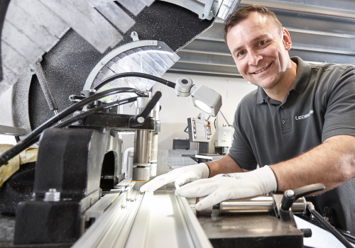 Die LED-Leuchte CENALED SPOT besteht aus hochwertigem Aluminium und Sicherheitsglas. (Bildquelle: @LED2WORK GmbH) Die LED-Leuchte CENALED SPOT besteht aus hochwertigem Aluminium und Sicherheitsglas. (Bildquelle: @LED2WORK GmbH)