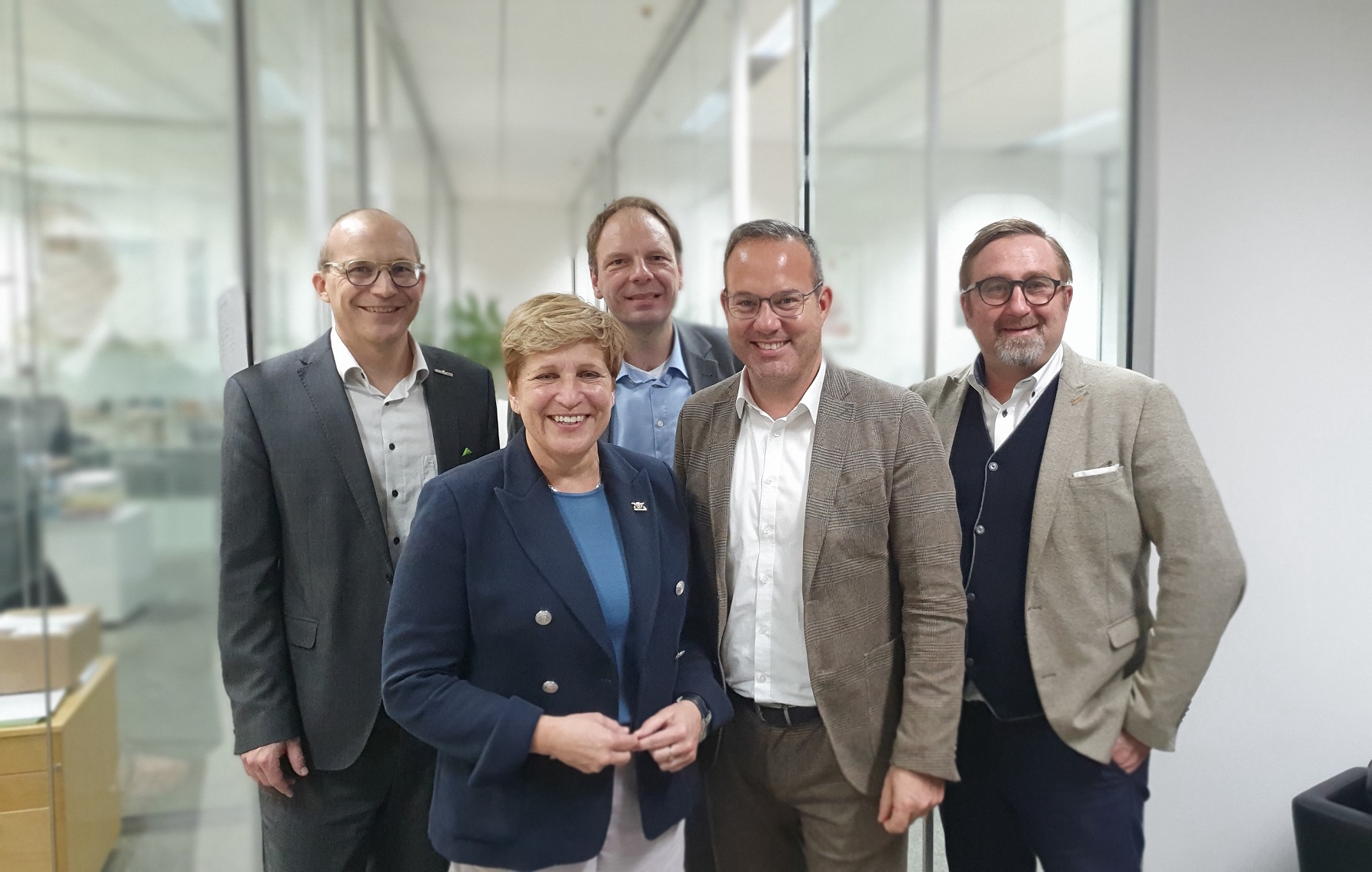 v.l.n.r.: Oliver Häcker, Nicole Razavi MdL, Hansjörg Hagmayer, Raimund Haser& Dr. Waldemar Müller (Die Bildrechte liegen bei dem Verfasser der Mitteilung.) v.l.n.r.: Oliver Häcker, Nicole Razavi MdL, Hansjörg Hagmayer, Raimund Haser& Dr. Waldemar Müller (Die Bildrechte liegen bei dem Verfasser der Mitteilung.)