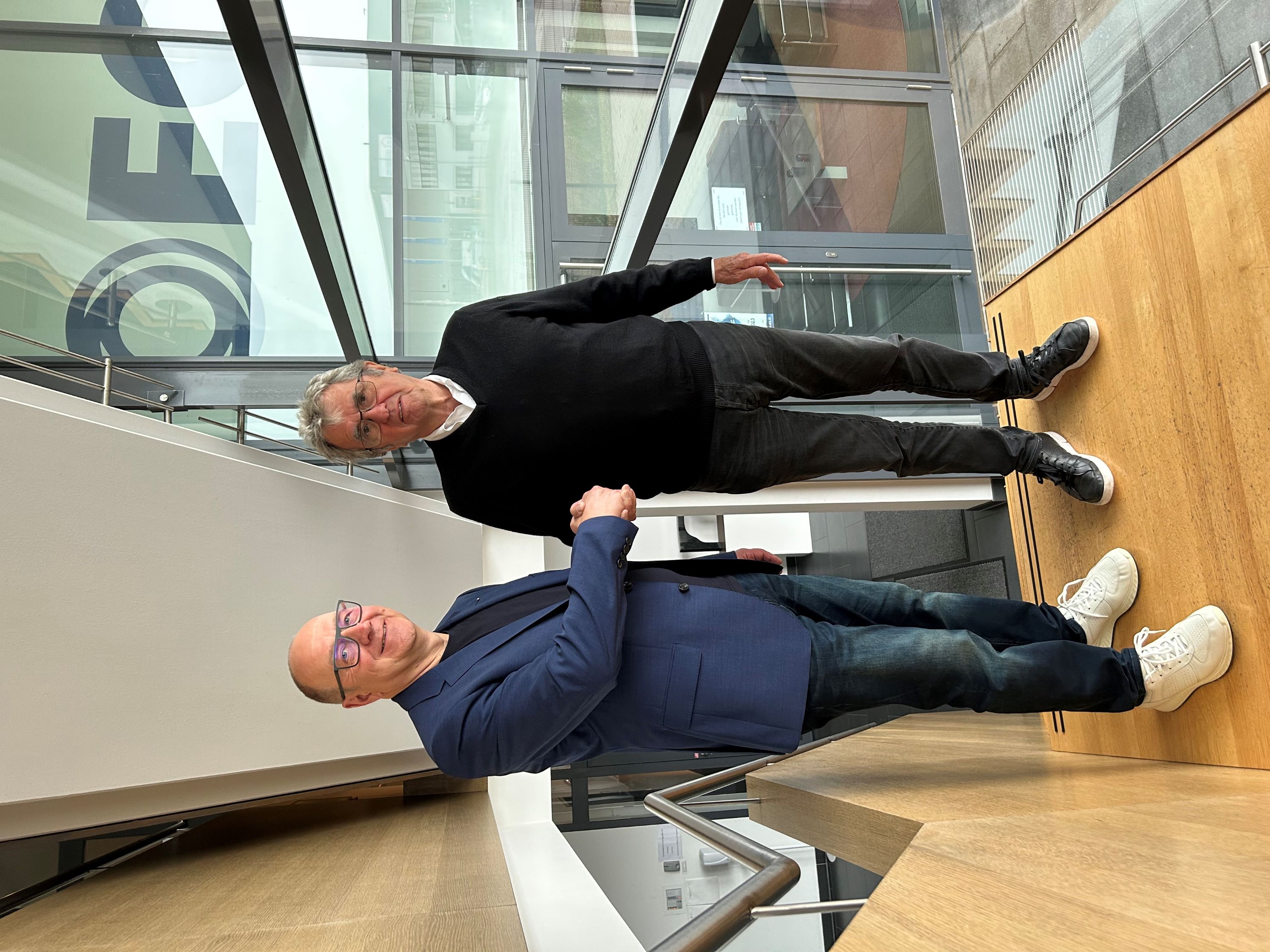 Dr. Jürgen Joseph und Werner Kimmig bei der Spendenübergabe. (Bildquelle: @ECG) Dr. Jürgen Joseph und Werner Kimmig bei der Spendenübergabe. (Bildquelle: @ECG)