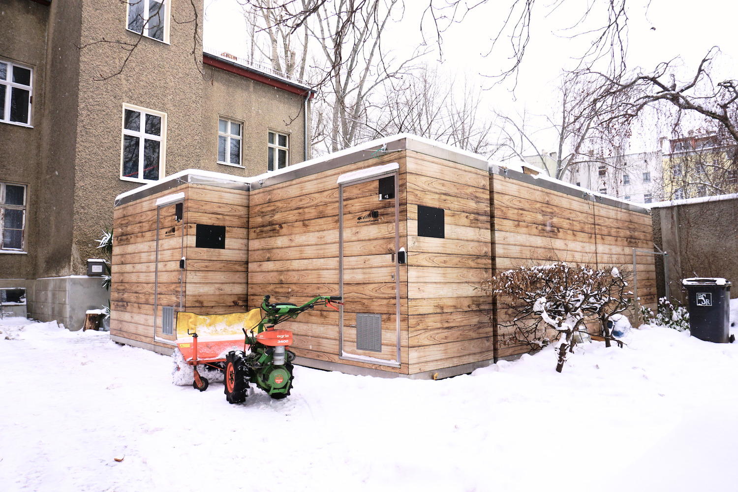 Festival-Hütten als Kälteunterkunft für Obdachlose auf dem Kirchhof in Berlin-Friedrichshain (Die Bildrechte liegen bei dem Verfasser der Mitteilung.)