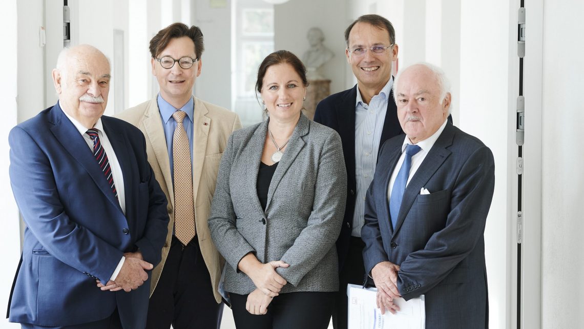 Prof. Kurt Widhalm& Prof. PhDr. Sven-David Müller waren Referenten desÖAIE Kongreßin Wien (Die Bildrechte liegen bei dem Verfasser der Mitteilung.) Prof. Kurt Widhalm& Prof. PhDr. Sven-David Müller waren Referenten desÖAIE Kongreßin Wien (Die Bildrechte liegen bei dem Verfasser der Mitteilung.)