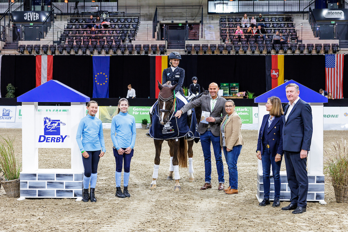 Auf dem Weg zum Sieg im Halbfinale Nord zu„Derby Stars von morgen“: Ingrid Klimke und Equitanas Fir (Die Bildrechte liegen bei dem Verfasser der Mitteilung.) Auf dem Weg zum Sieg im Halbfinale Nord zu„Derby Stars von morgen“: Ingrid Klimke und Equitanas Fir (Die Bildrechte liegen bei dem Verfasser der Mitteilung.)