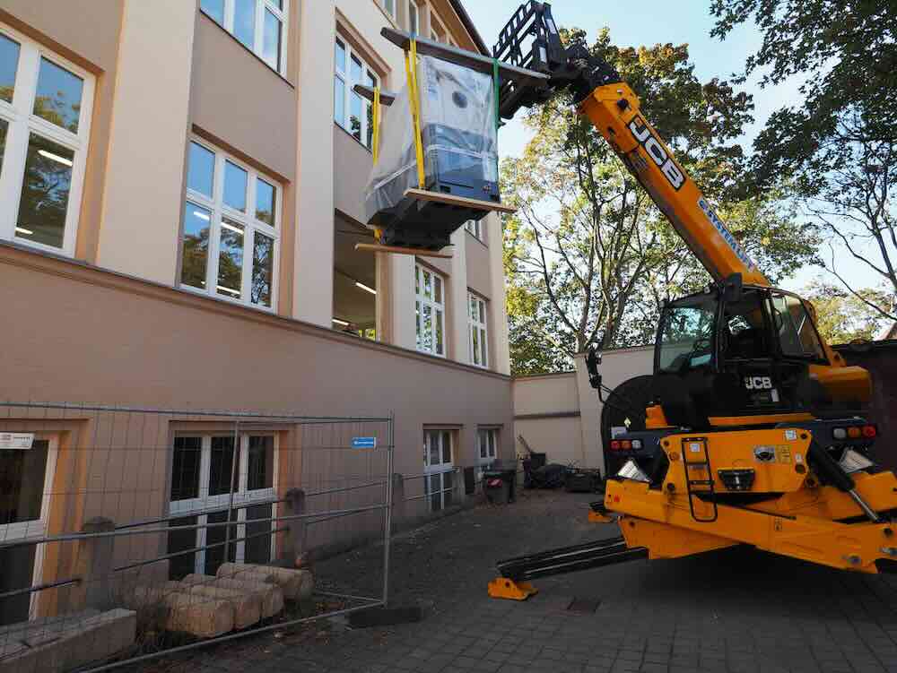 Berufsschule 2 in Nürnberg Gostenhof bekam 26 neue Dreh-, Fräs- und Bohrmaschinen (Foto: WEILER) Berufsschule 2 in Nürnberg Gostenhof bekam 26 neue Dreh-, Fräs- und Bohrmaschinen (Foto: WEILER)
