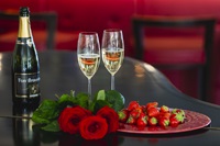 Romantik pur mit Erdbeeren und Sekt (c) Tiberio Sorvillo (Hotel Golserhof) Romantik pur mit Erdbeeren und Sekt (c) Tiberio Sorvillo (Hotel Golserhof)