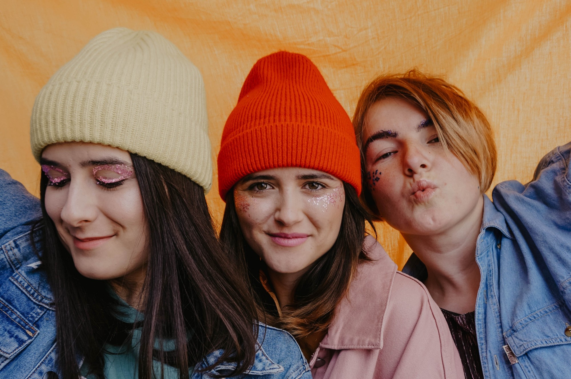 Mädels mit Mütze | Foto von Andreea Pop via Unsplash (Bildquelle: Andreea Pop via Unsplash)