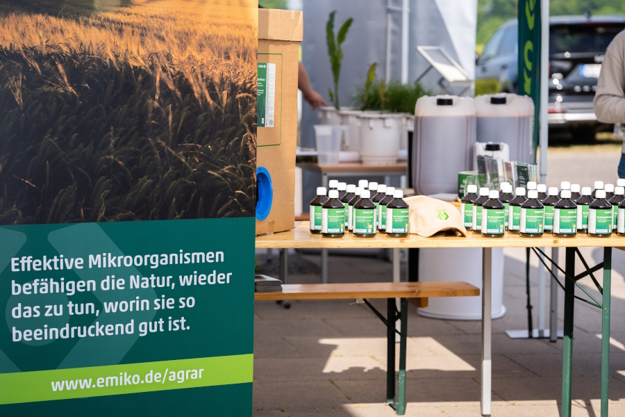 EMIKO im Gespräch–der Einsatz von Mikrobiologie bedarf intensiver Aufklärungsarbeit (Die Bildrechte liegen bei dem Verfasser der Mitteilung.) EMIKO im Gespräch–der Einsatz von Mikrobiologie bedarf intensiver Aufklärungsarbeit (Die Bildrechte liegen bei dem Verfasser der Mitteilung.)