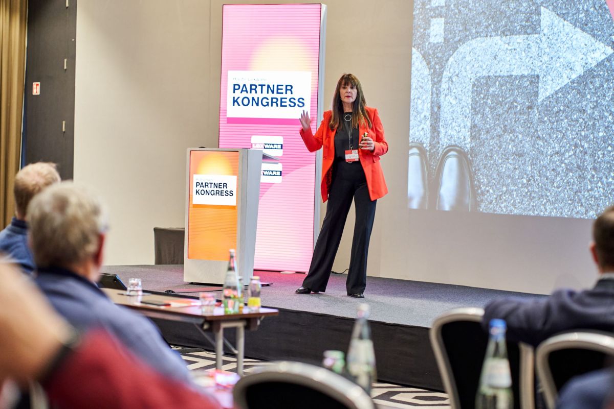 Diana Bonarius, Director Channel Sales bei Lexware, stimmt die 140 Fachhandelspartner:innen auf (© Lexware) Diana Bonarius, Director Channel Sales bei Lexware, stimmt die 140 Fachhandelspartner:innen auf (© Lexware)