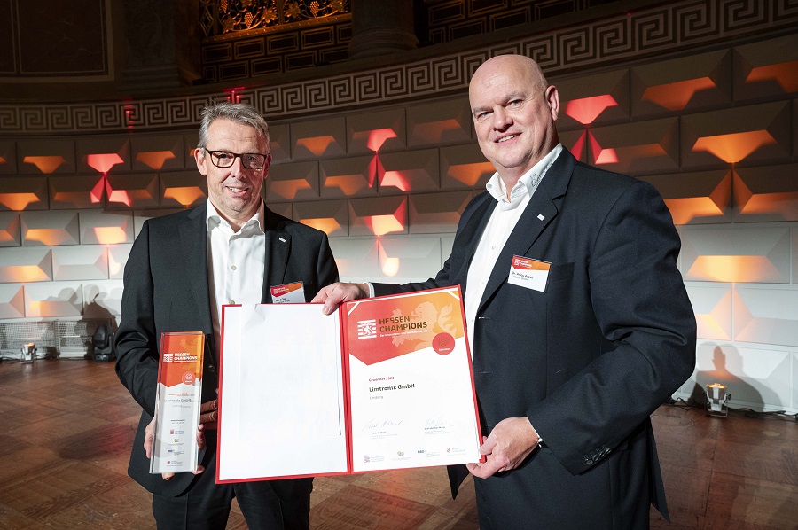 v.l.: Gerd Ohl und Dr. Anjou Appelt nehmen die Auszeichnung„Hessen-Champion 2023“entgegen (Bildquelle: Hessen Trade& Invest)