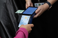 Zahlung mit einem hypothetischen e-HKD (Quelle: Standard Chartered Hong Kong, G+D) Zahlung mit einem hypothetischen e-HKD (Quelle: Standard Chartered Hong Kong, G+D)