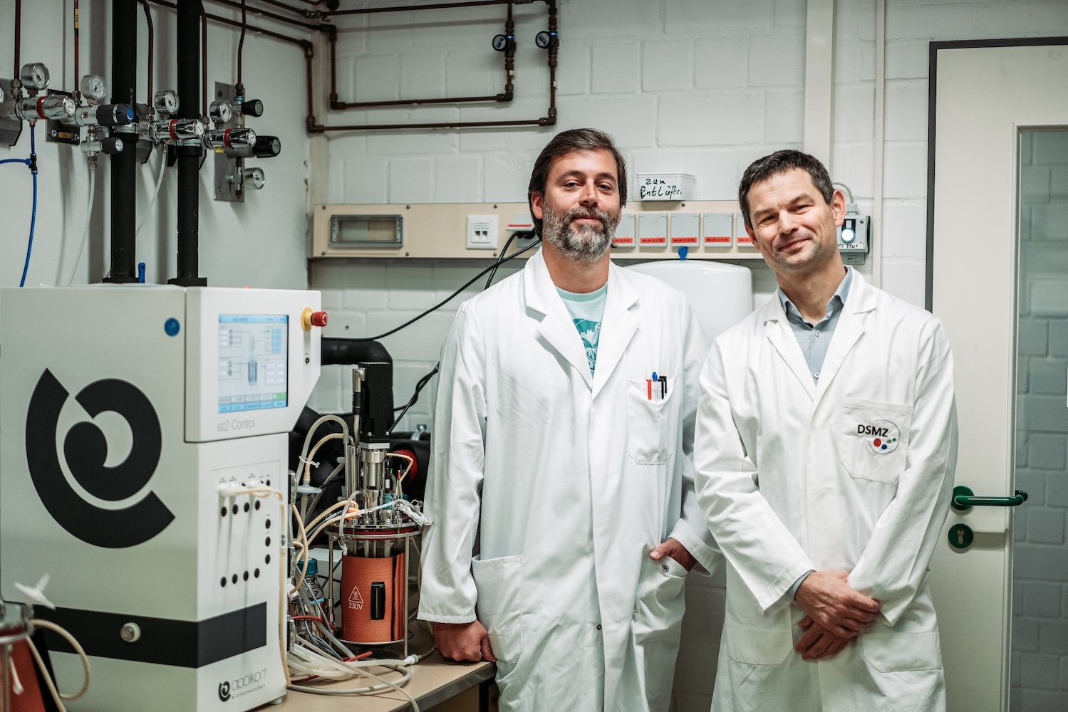 Dr. Stefan Dyskma (li.) und Prof. Dr. Michael Pester neben einem Bioreaktor bei der DSMZ (Die Bildrechte liegen bei dem Verfasser der Mitteilung.) Dr. Stefan Dyskma (li.) und Prof. Dr. Michael Pester neben einem Bioreaktor bei der DSMZ (Die Bildrechte liegen bei dem Verfasser der Mitteilung.)