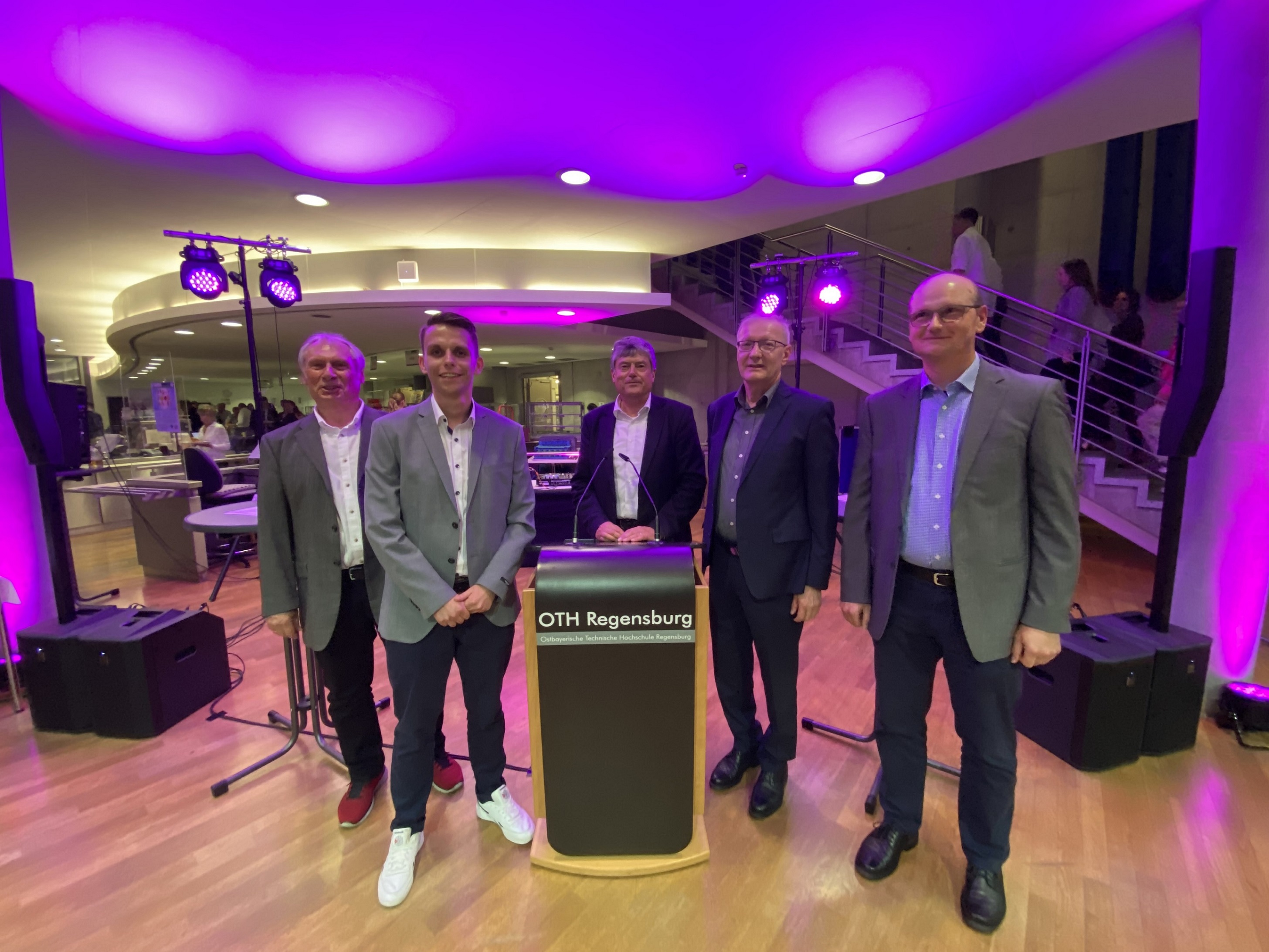 Foto: v.l.n.r.: H. Steinberger, S. Griesbeck, Prof. Dr. R. Holmer, P. Stöberl, Prof. Dr. A. Sehr BU: OTH Regensburg Foto: v.l.n.r.: H. Steinberger, S. Griesbeck, Prof. Dr. R. Holmer, P. Stöberl, Prof. Dr. A. Sehr BU: OTH Regensburg