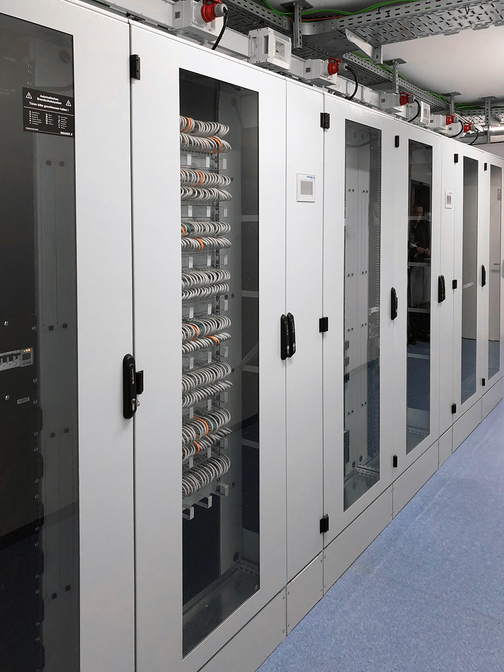 Vorderansicht der IS-1 Racks mit Kabelmanagement von SCHÄFER IT-Systems. Vorderansicht der IS-1 Racks mit Kabelmanagement von SCHÄFER IT-Systems.
