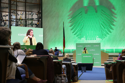 Das consilium live–der 49. Kongress der Kinder- und Jugendheilkunde in Bonn©InfectoPharm (Die Bildrechte liegen bei dem Verfasser der Mitteilung.) Das consilium live–der 49. Kongress der Kinder- und Jugendheilkunde in Bonn©InfectoPharm (Die Bildrechte liegen bei dem Verfasser der Mitteilung.)