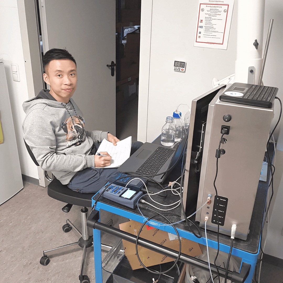 Werkstudent bei der Arbeit im Labor. Weiterentwicklung von Systemen mit Durchführung von Messreihen (Die Bildrechte liegen bei dem Verfasser der Mitteilung.)