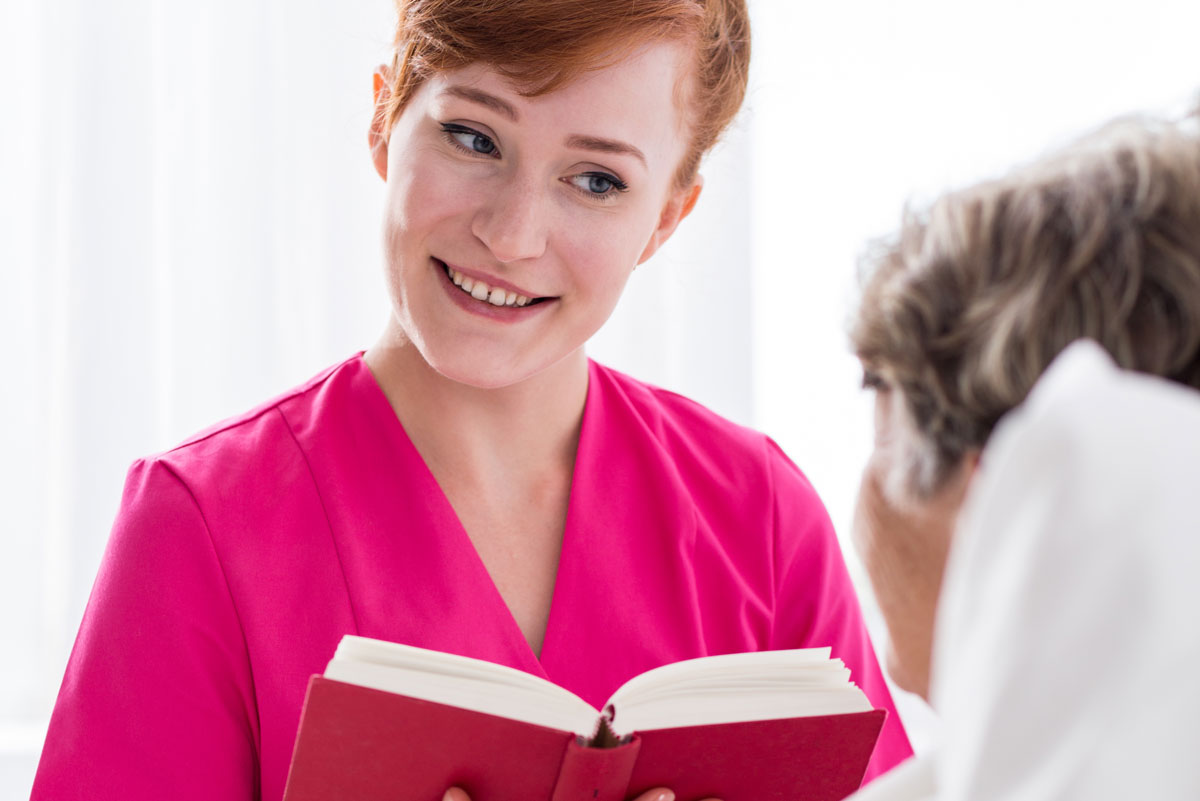 Seniorenassistenten lesen vor (Die Bildrechte liegen bei dem Verfasser der Mitteilung.) Seniorenassistenten lesen vor (Die Bildrechte liegen bei dem Verfasser der Mitteilung.)