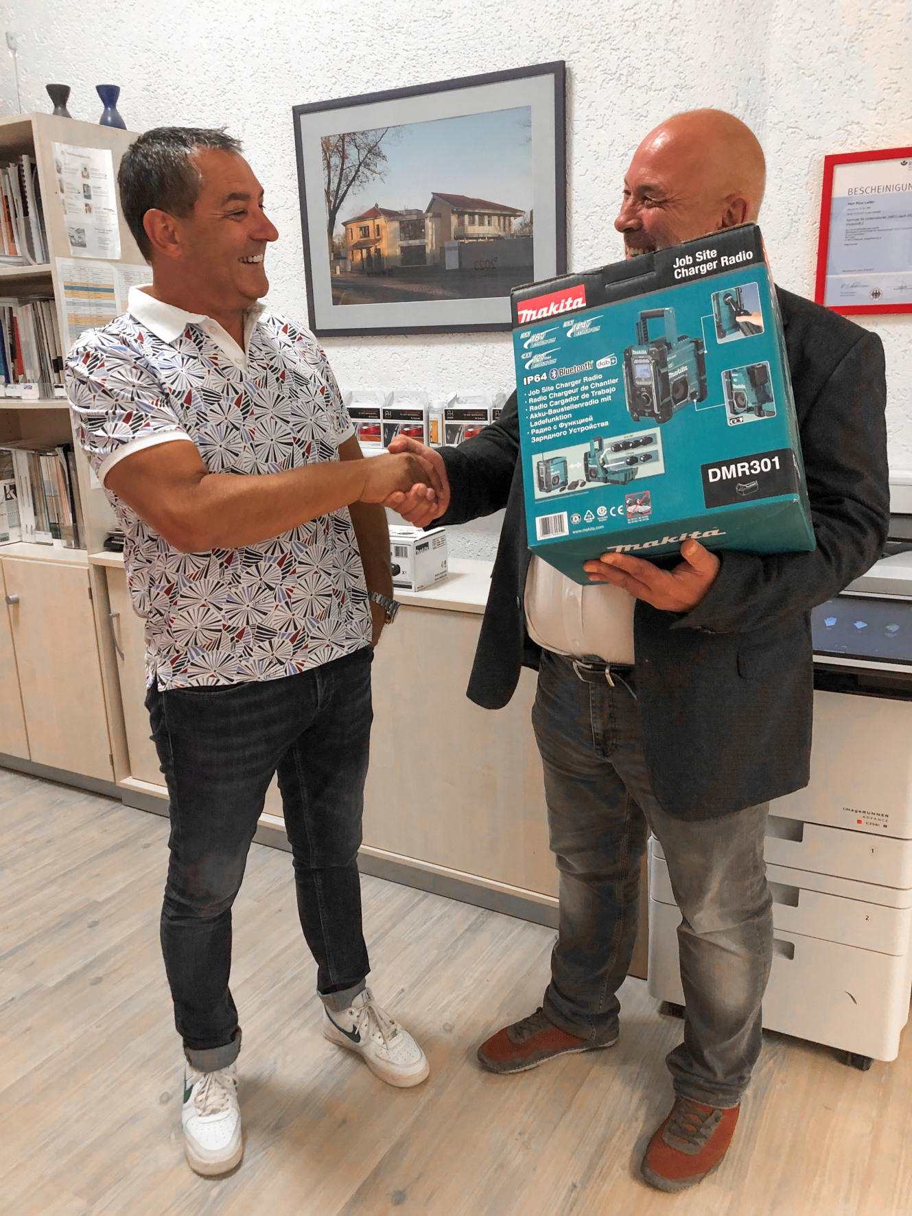 Prokurist Thomas Meyer (re.) von GW überreicht Rico Letter ein Makita-Baustellenradio.(Foto: GW GERMAN WINDOWS, Südlohn-Oeding) Prokurist Thomas Meyer (re.) von GW überreicht Rico Letter ein Makita-Baustellenradio.(Foto: GW GERMAN WINDOWS, Südlohn-Oeding)