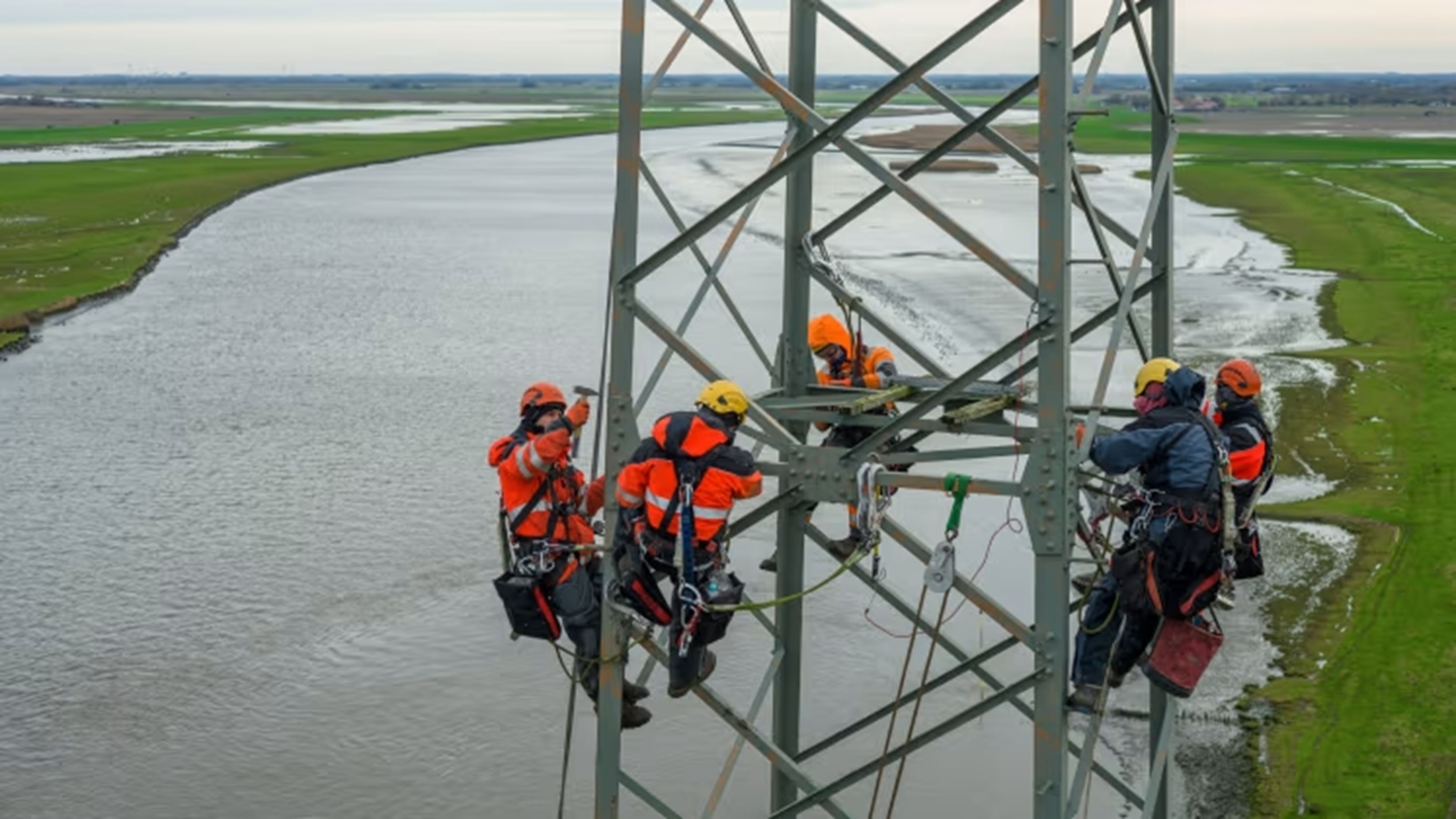 Die Monteure bereiten den Mast zum Abtransport vor. (c) Jörg Wohlfromm/SH Netz Die Monteure bereiten den Mast zum Abtransport vor. (c) Jörg Wohlfromm/SH Netz