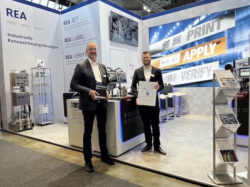 Mit dem„best-Award“(von links): Johannes Lülsdorf, LBI oil free, und Tobias Götz, REA Elektronik (Die Bildrechte liegen bei dem Verfasser der Mitteilung.)