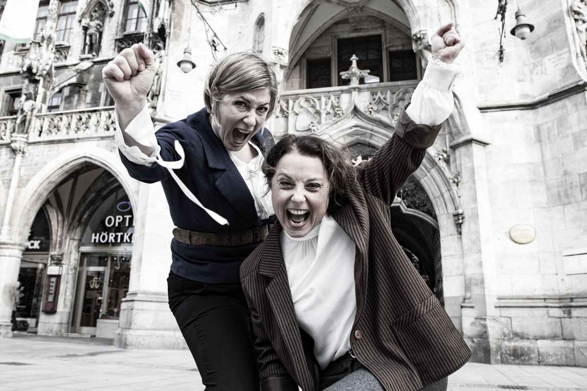 Louise Aston (Gabi Altenbach) und Mathilde Anneke (Ines Honsel) als 1848er-Revolutionärinnen. (© Hans Bentele) Louise Aston (Gabi Altenbach) und Mathilde Anneke (Ines Honsel) als 1848er-Revolutionärinnen. (© Hans Bentele)