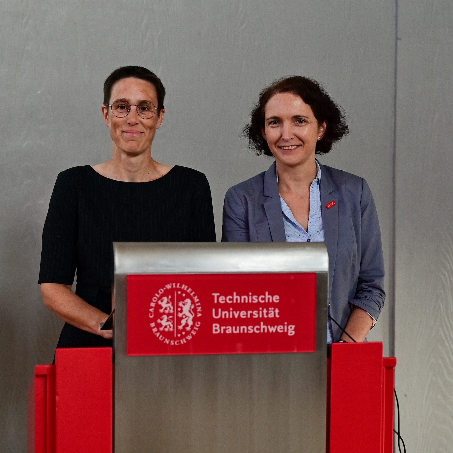 Antrittsvorlesungen von Prof. Dr. Laura Steenpaß(links) und Prof. Dr. Yvonne Mast (rechts) (Die Bildrechte liegen bei dem Verfasser der Mitteilung.) Antrittsvorlesungen von Prof. Dr. Laura Steenpaß(links) und Prof. Dr. Yvonne Mast (rechts) (Die Bildrechte liegen bei dem Verfasser der Mitteilung.)