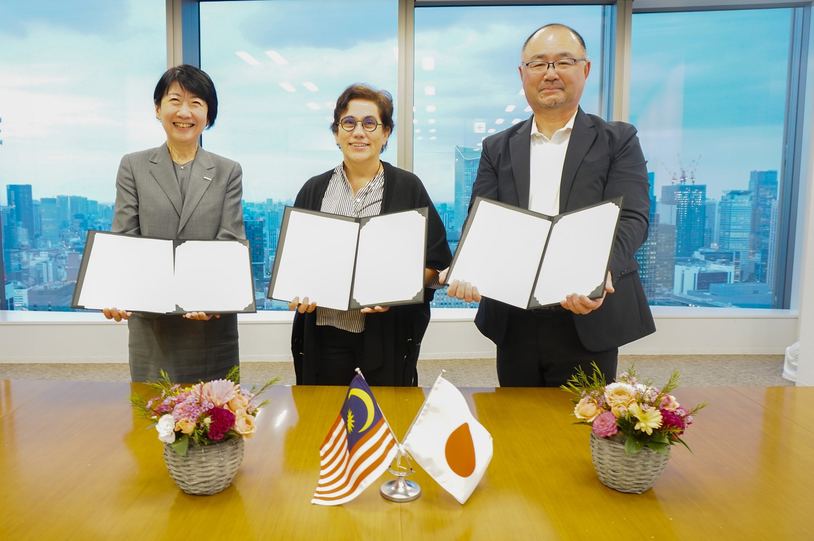 MOU Signing Ceremony_from left to right_Nobuko Uetake_Michele Azalbert_Masahiro Aika (Bildquelle: Asahi Kasei)