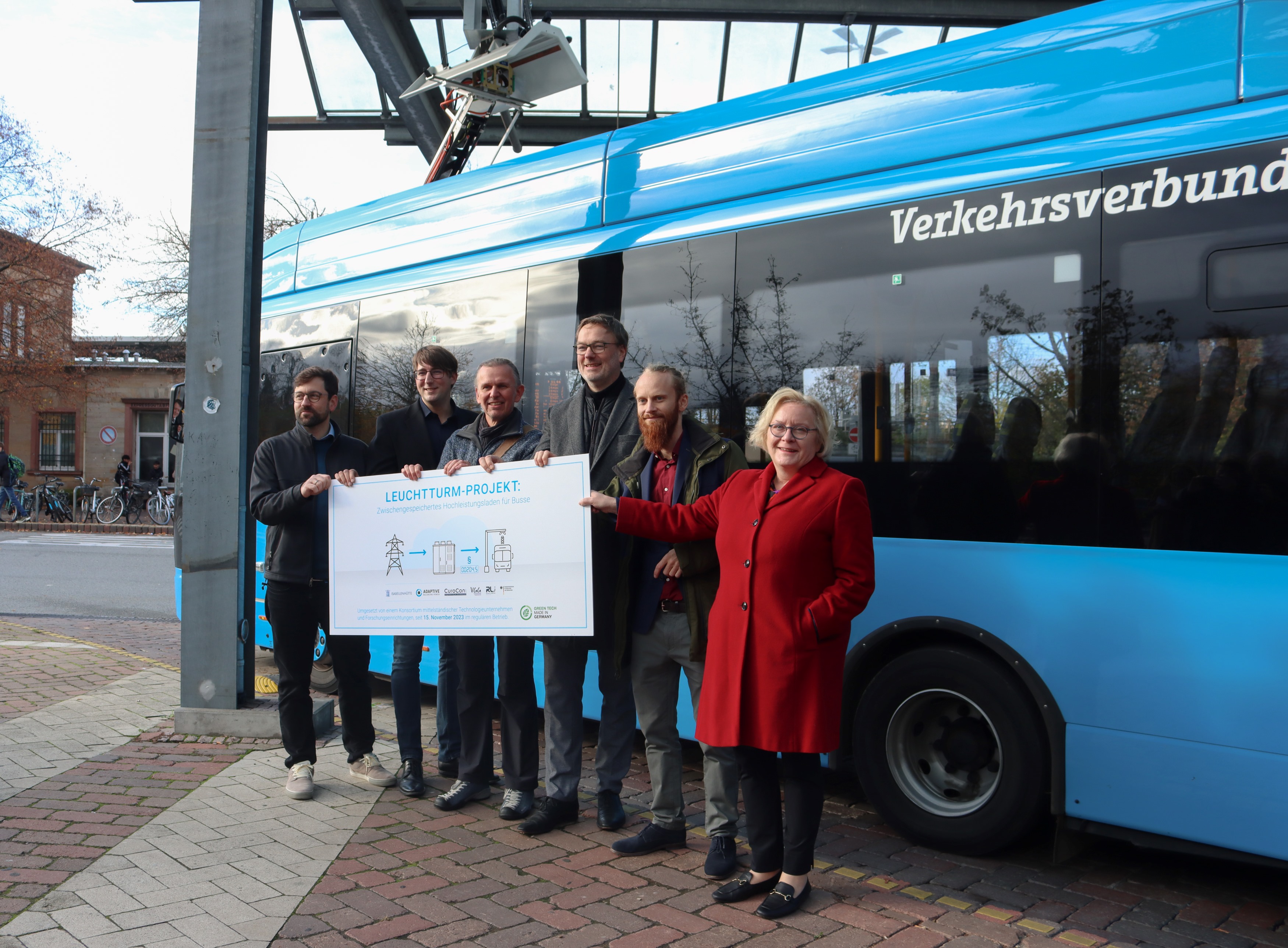Die Partnerunternehmen des Konsortiums zusammen mit Stadträtin Nicole Rauber-Jung vor dem Elektrobus Die Partnerunternehmen des Konsortiums zusammen mit Stadträtin Nicole Rauber-Jung vor dem Elektrobus