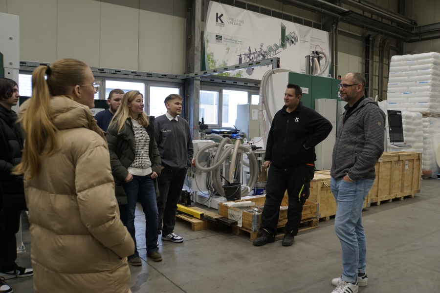 Eine Gruppe SchülerInnen mit Begleitung bei der Kuhne Group am Jump-in Tag 2023 (Die Bildrechte liegen bei dem Verfasser der Mitteilung.) Eine Gruppe SchülerInnen mit Begleitung bei der Kuhne Group am Jump-in Tag 2023 (Die Bildrechte liegen bei dem Verfasser der Mitteilung.)