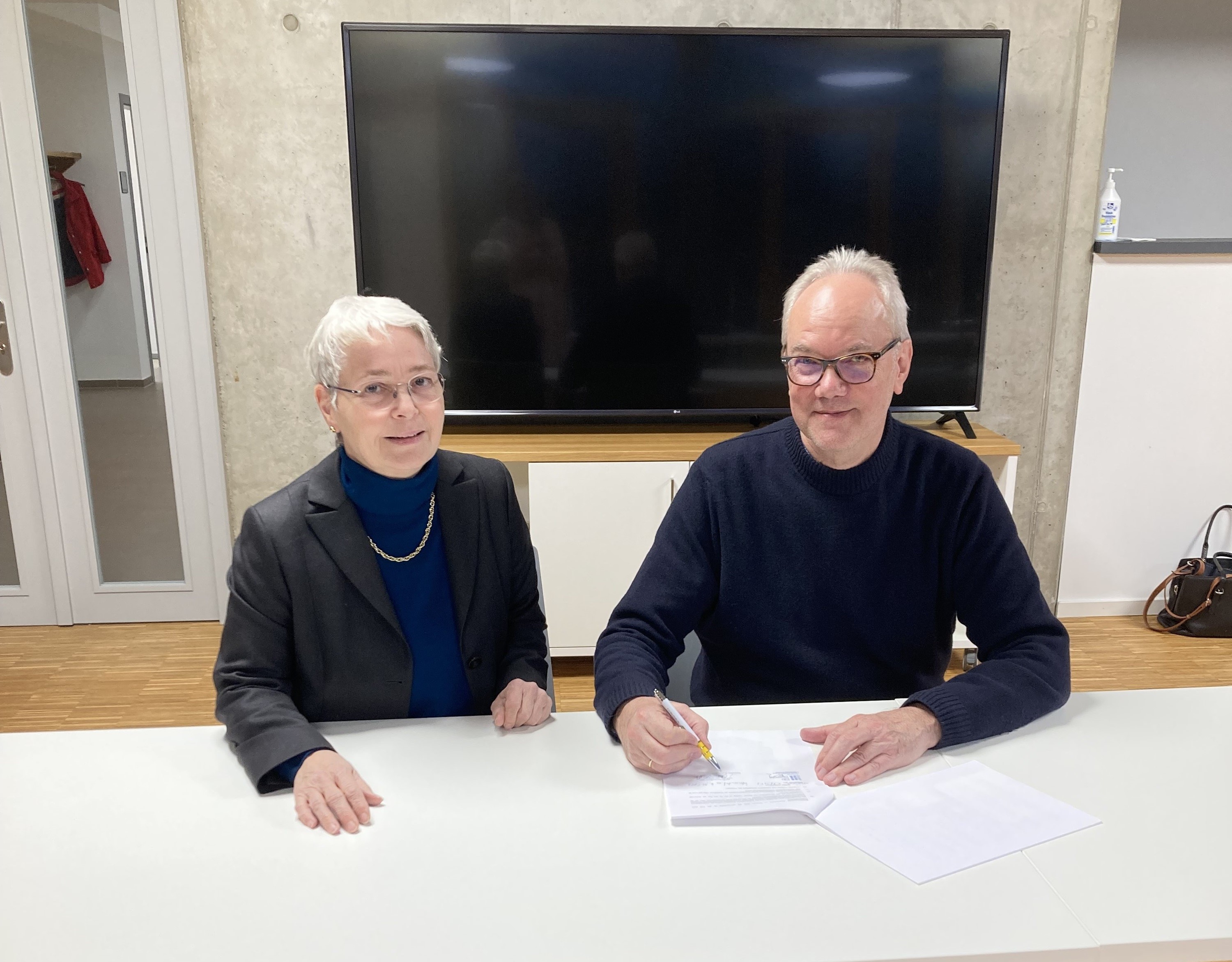 Christine Rudnik, Geschäftsführerin ElbEnergie und Bürgermeister Manfred Cohrs für eine gemeinsame Zusammenarbeit in Wenzendorf.