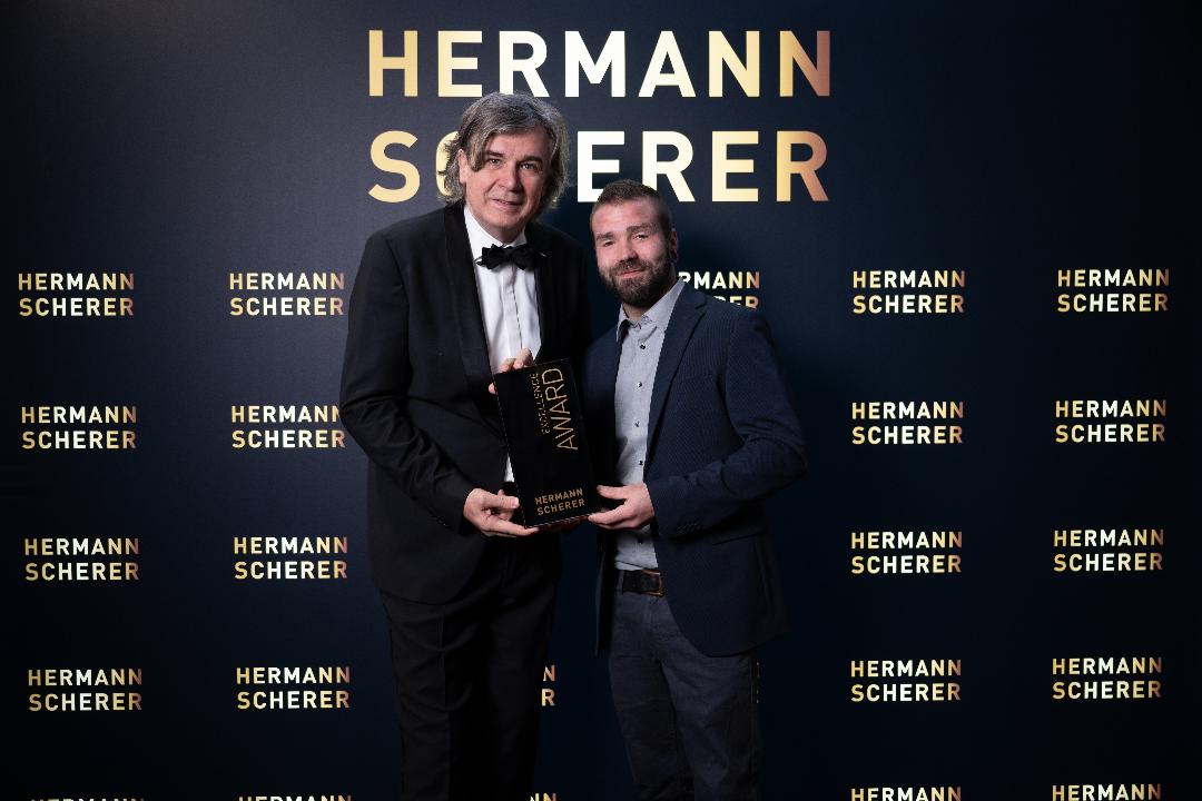 Jason Schick (rechts) vom Top Speaker und Autor Hermann Scherer mit Excellence Award ausgezeichnet