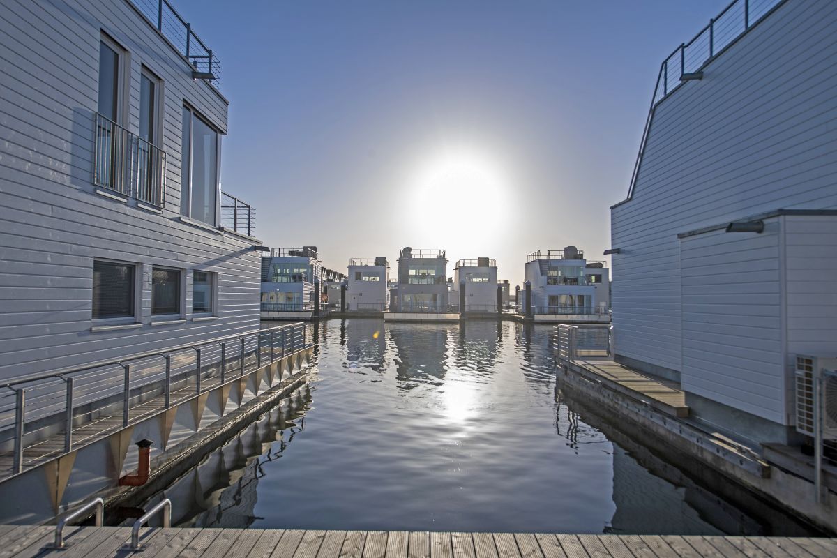 Urlaub auf einem Hausboot (schwimmenden Haus / floating home) ist für viele ein echtes Erlebnis (© Die FERIENHAUS-AGENTUR GmbH) Urlaub auf einem Hausboot (schwimmenden Haus / floating home) ist für viele ein echtes Erlebnis (© Die FERIENHAUS-AGENTUR GmbH)